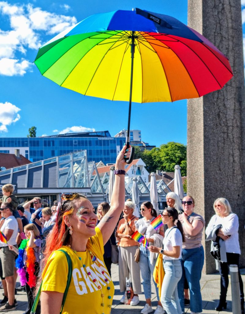 Juni er internasjonal Pride-måned (i Rogaland markeres pride om høsten). Et lite tilbakeblikk fra paraden i 2022, med førstekandidat Daria Maria Szymaniuk. Les mer om MDGs Skeiv politikk. 